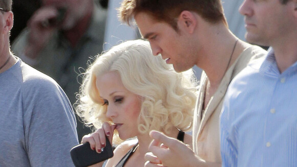 Robert Pattinson, bien amoché aux côtés de Reese Witherspoon...