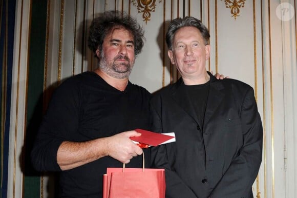 Gustave Kervern et Benoît Delépine à l'occasion de la remise du prix Henri-Jeanson 2011, dans l'enceinte de la SACD, à Paris, le 17 janvier 2011.