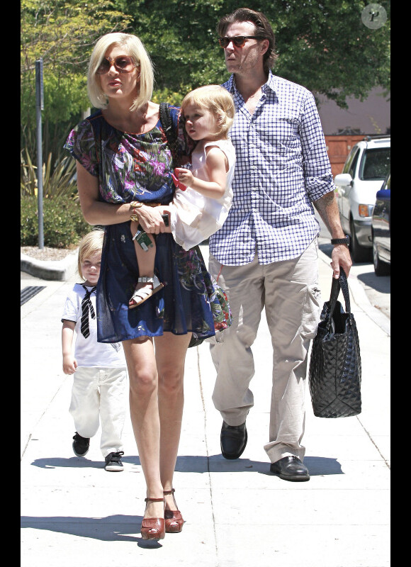 Tori Spelling, son époux Dean McDermott, et leurs enfants Stella et Liam.