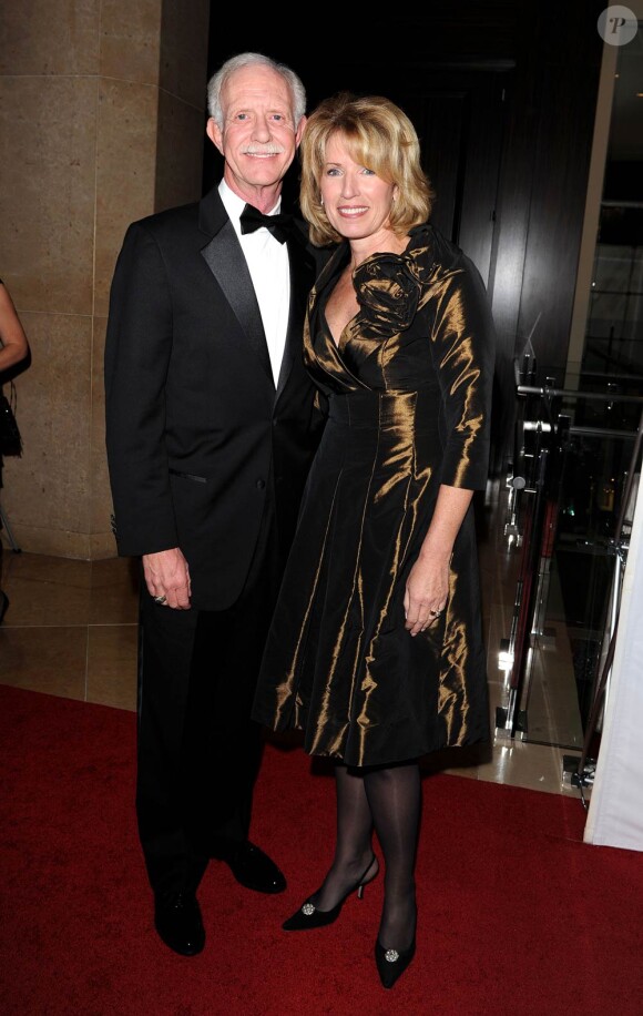 Chesley "Sully" Sullenberger et son épouse lors de la soirée des Légendes vivantes de l'aviation au Beverly Hilton à Los Angeles le 21 janvier 2011 