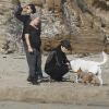 Pink, son mari Carey Hart et leurs amis jouent sur la plage à Malibu avec leurs chiens, le 9 janvier 2011