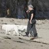 Pink, son mari Carey Hart et leurs amis jouent sur la plage à Malibu avec leurs chiens, le 9 janvier 2011