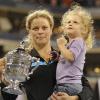 Kim Clijsters mérite son surnom "Aussie Kim", né de sa romance passée avec Lleyton Hewitt : elle a remporté son premier Open d'Australie en 2011 ! Sa fille Jada n'était cette fois pas présente, a contrario de l'US Open 2010 (photo).