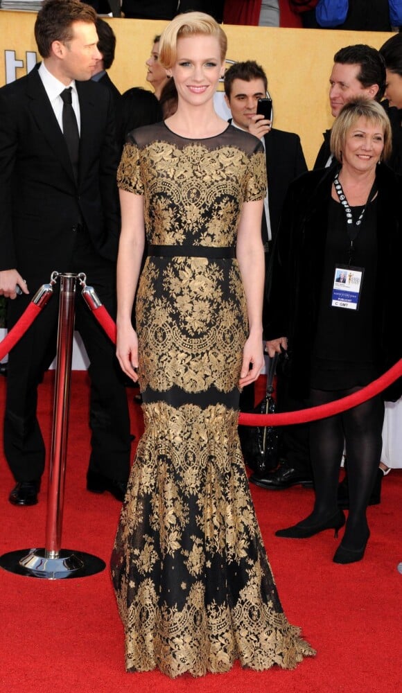 January Jones en Carolina Herrera, parfaite dans sa longue robe dorée 