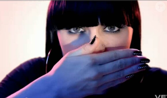 Jessie J, la révélation anglaise, dans le clip de son duo avc B.o.B., Price tag.