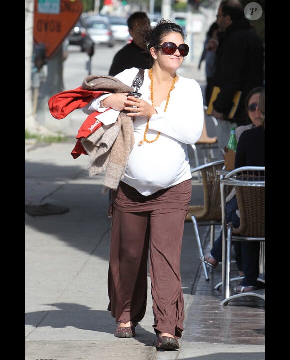 Orly Marley enceinte se promène à Los Angeles en janvier 2011