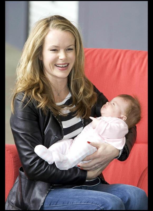 Amanda Holden présente a fille Lexi, en 2006