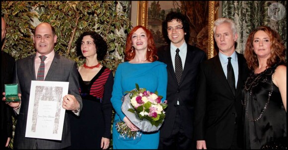 Matthew Weiner et sa femme Linda Brettier, Christina Hendricks et son compagnon Geoffrey Arend, et John Slattery et sa femme Talia Balsam, à l'Hôtel de Ville de Paris, le 8 février 2011.