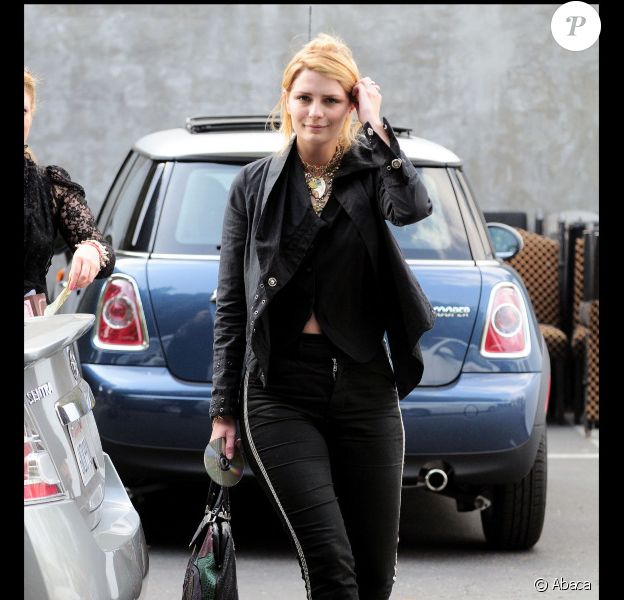 Mischa Barton fait fausse route avec une paire de boots portées avec un jogging et une veste en cuir, le 8 février 2011.