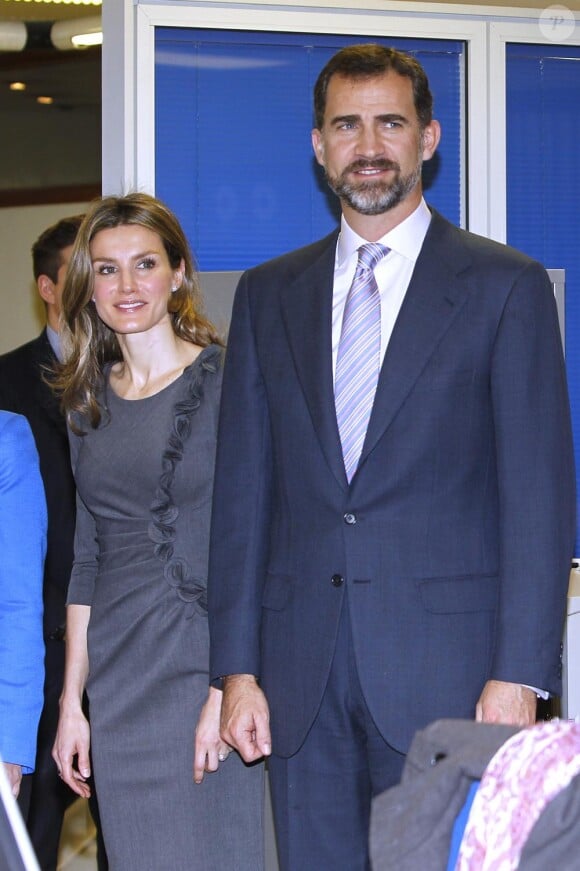 Letizia d'Espagne et Felipe d'Espagne visitent une station de radio à Madrid, le 9 février 2011.