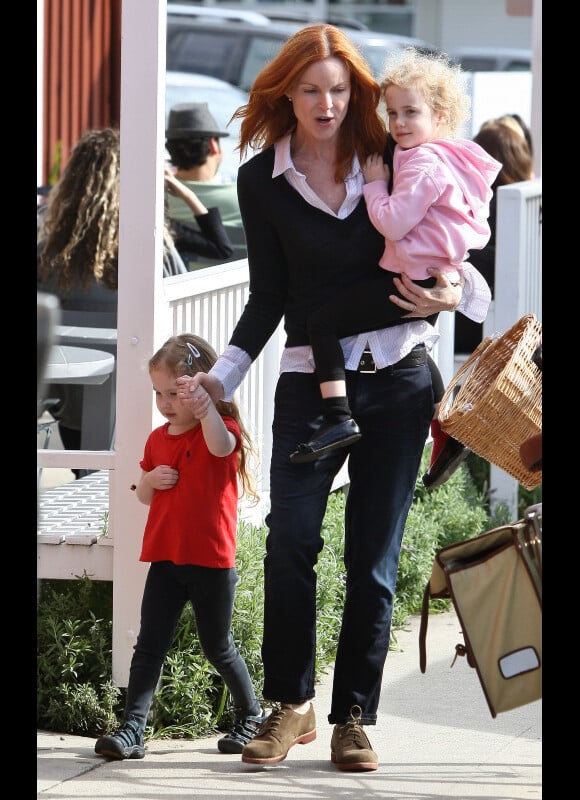 Marcia Cross emmène ses filles manger des glaces (4 février 2011- Los Angeles-