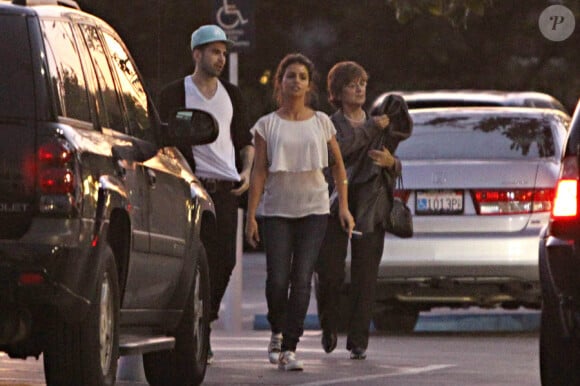 Monica Cruz, son boyfriend Alex Gonzalez, et sa mère Encarna vont dîner le 25 janvier 2011, non loin du Cedars Sinai Center à Los Angeles où Penélope Cruz a accouché