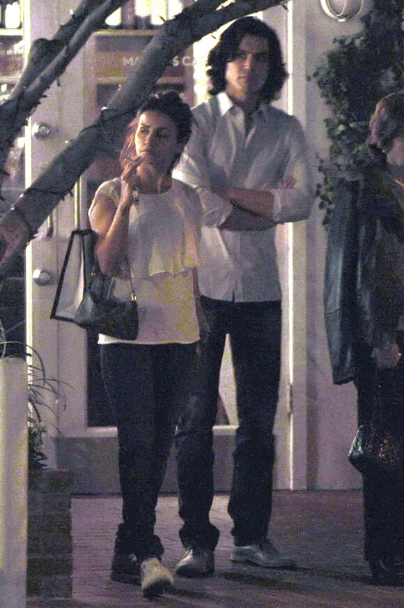 Monica Cruz, sa mère Encarna et son boyfriend Alex Gonzalez vont dîner ensemble le 25 janvier 2011, non loin du Cedars Sinai Center à Los Angeles où Penélope Cruz a accouché