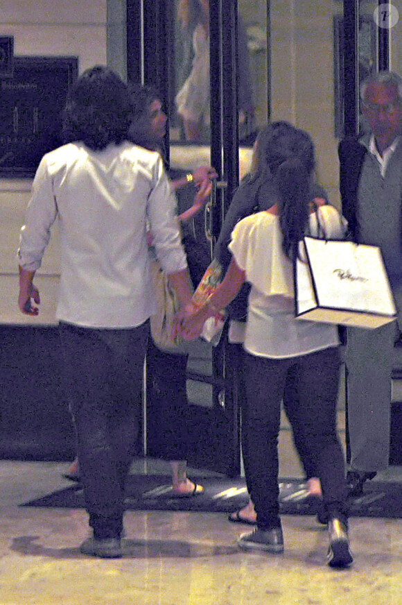 Monica Cruz, sa mère Encarna et son boyfriend Alex Gonzalez vont dîner ensemble le 25 janvier 2011, non loin du Cedars Sinai Center à Los Angeles où Penélope Cruz a accouché