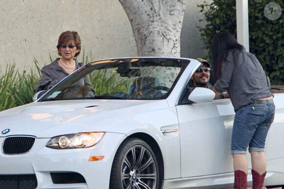 Encarna et sa fille Monica Cruz, le 25 janvier 2011, non loin du Cedars Sinai Center à Los Angeles où Penélope Cruz a accouché