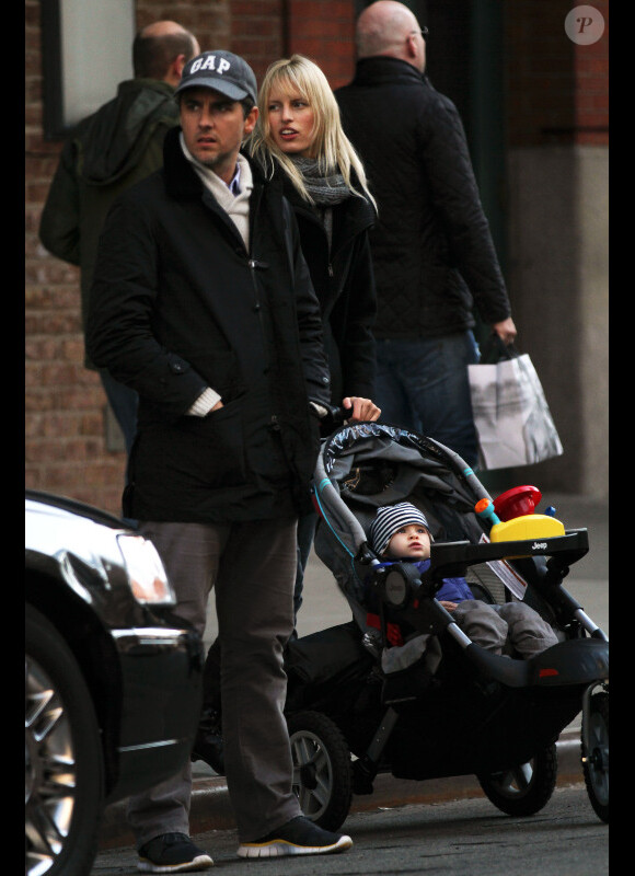 Karolina Kurkova à New York avec son compagnon et son fils, Toby. Le 10 février 2011