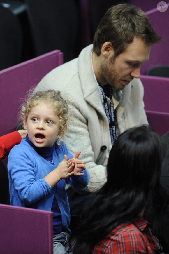 Jada, la fille de Kim Clijsters, et son papa Brian Lynch le vendredi 11 février 2011 lors de l'Open GDF Suez. La joueuse devient la première maman n°1 mondiale !