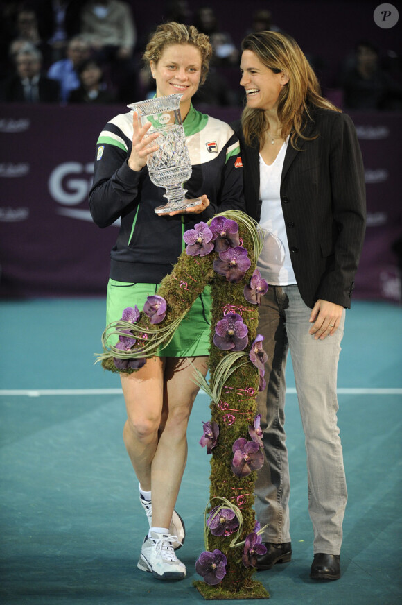 Kim Clijsters et Amélie Mauresmo le vendredi 11 février 2011 lors de l'Open GDF Suez. La joueuse belge devient la première maman n°1 mondiale !