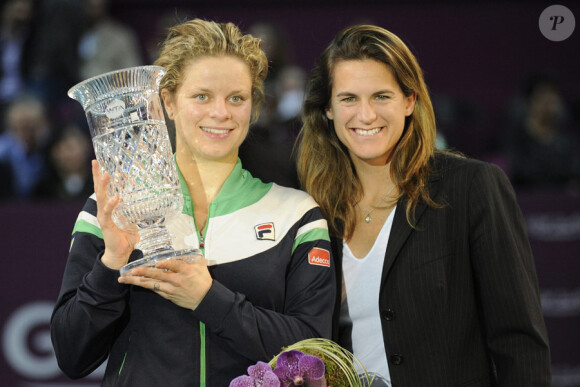 Kim Clijsters le vendredi 11 février 2011 lors de l'Open GDF Suez. Elle devient la première maman n°1 mondiale ! Ici avec Amélie Mauresmo, co-directrice du tournoi.