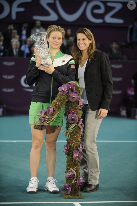 Kim Clijsters le vendredi 11 février 2011 lors de l'Open GDF Suez. Elle devient la première maman n°1 mondiale ! Ici avec Amélie Mauresmo