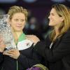 Kim Clijsters congratulée par Amélie Mauresmo le vendredi 11 février 2011 lors de l'Open GDF Suez. Elle devient la première maman n°1 mondiale !