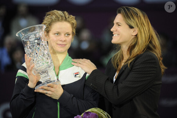 Kim Clijsters congratulée par Amélie Mauresmo le vendredi 11 février 2011 lors de l'Open GDF Suez. Elle devient la première maman n°1 mondiale !
