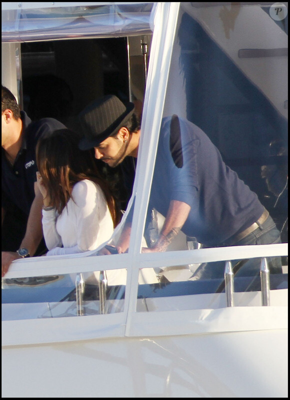 Eva Longoria et Eduardo Cruz sur un yacht à Miami le 5 février 2011