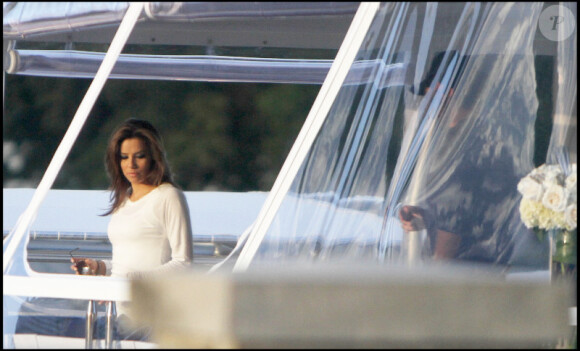 Eva Longoria et Eduardo Cruz sur un yacht à Miami le 5 février 2011