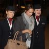 Jessica Alba arrive à Londres escortée par deux hôtesses de la British Airways, le 12 février 2011