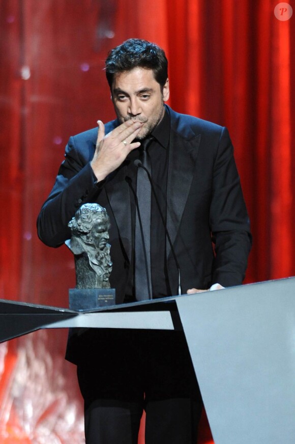 Le grand Javier Bardem remporte le prix du meilleur acteur lors de la cérémonie des Goya Awards 2011, à Madrid, le 13 février 2011.