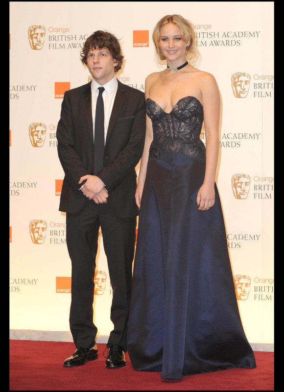 JEsse Eisenberg et Jennifer Lawrence lors des BAFTA awards à Londres le 13 février 2011
