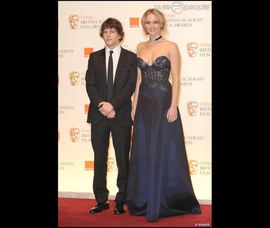 JEsse Eisenberg et Jennifer Lawrence lors des BAFTA awards à Londres le