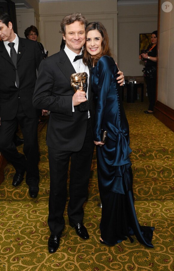 Colin Firth pose avec son BAFTA et sa femme Livia le 13 février 2011 à Londres