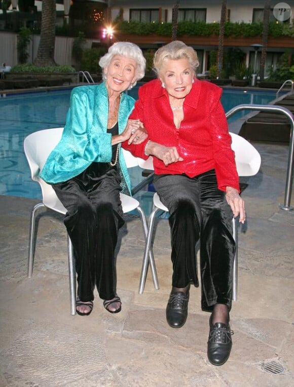 Betty Garrett pose avec Esther Williams en avril 2010 à Los Angeles