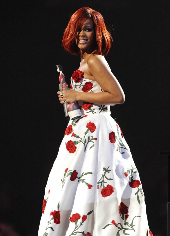 Rihanna lors de la cérémonie des Brit Awards à Londres le 15 février 2011 a reçu le prix de la meilleure artiste féminine internationale dans une robe Oscar de la Renta