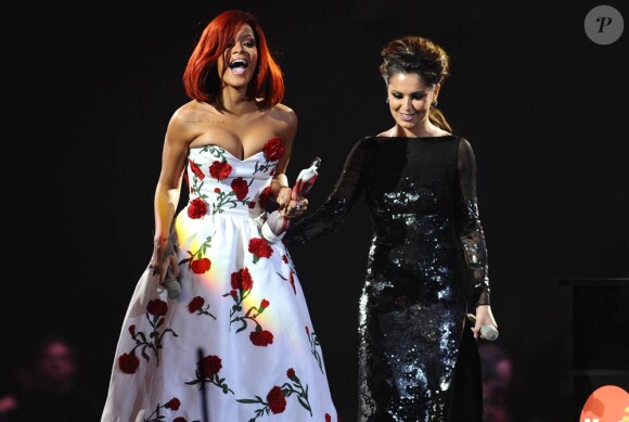 Rihanna a reçu son prix des mains de Cheryl Cole lors de la cérémonie des Brit Awards à Londres le 15 février 2011