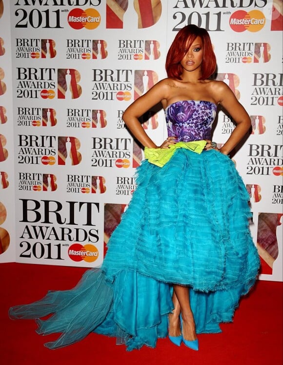 Rihanna dans une robe Dior lors du photocall des Brit Awards le 15 février 2011 à Londres