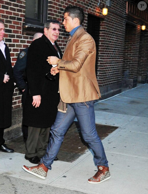 Cristiano Ronaldo arrive au Théâtre Ed Sullivan pour le talk show de David Letterman le 15 février 2011 à New York
