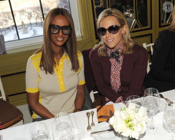 Iman et Tory Burch lors d'un déjeuner organisé par la maison Tod's pour célébrer la sortie du livre Michelle Obama and the power of style, le 10 février 2011