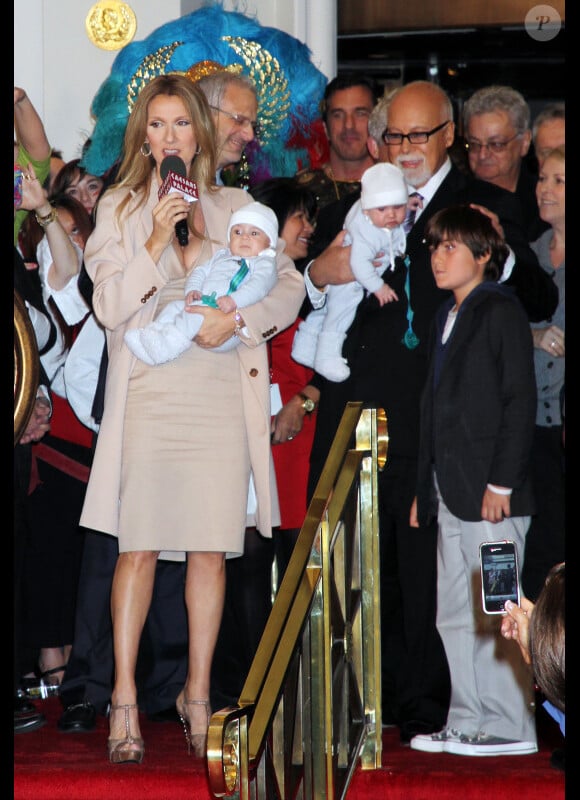 Céline Dion et René Angélil arrivent à Las Vegas avec leurs enfants, le 16 février 2011.