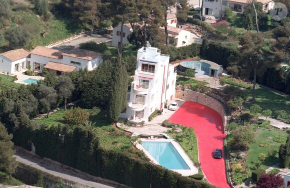 La vente aux enchères du Bateau, la villa de Charles Trénet sur les hauteurs d'Antibes-Juan-les-Pins, repoussée par le tribunal de Grasse au 26 mai 2011