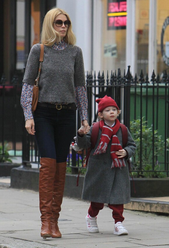 Claudia Schiffer et sa fille Clementine dans les rues de Londres le 17 février 2011