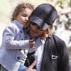 Gabriel Aubry fait une balade avec sa fille Nahla, à Los Angeles, le 17 février 2011.