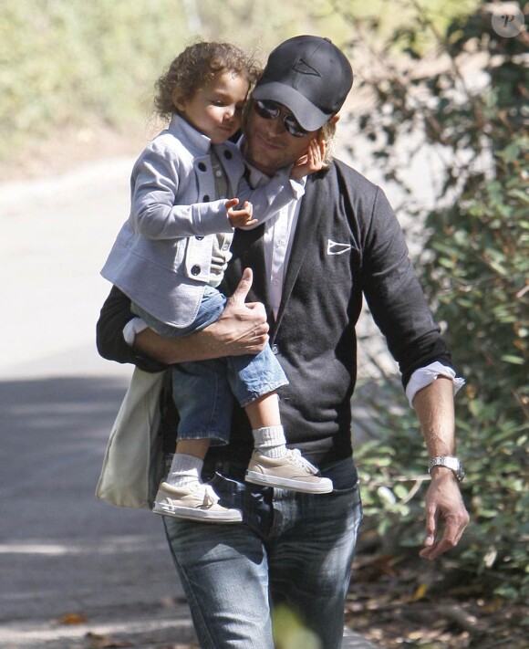 Gabriel Aubry fait une balade avec sa fille Nahla, à Los Angeles, le 17 février 2011.