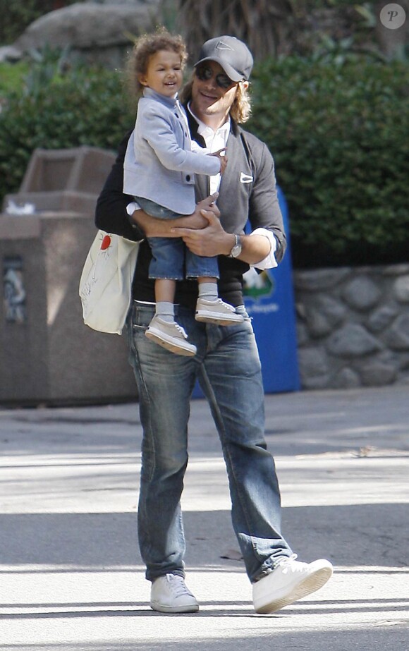 Gabriel Aubry fait une balade avec sa fille Nahla, à Los Angeles, le 17 février 2011.