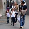 Luis Figo et sa femme Helen Svedin promènent leurs filles