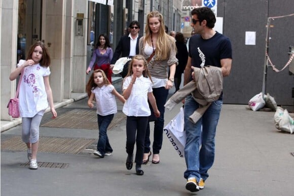 Luis Figo et sa femme Helen Svedin promènent leurs filles