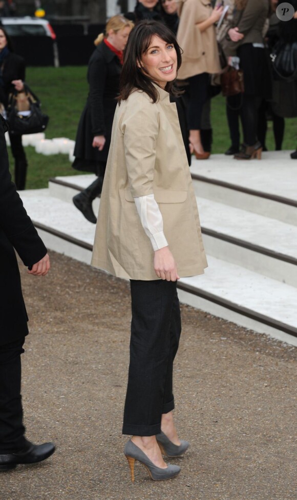 Samantha Cameron arrive au défilé Burberry Prorsum à la Fashion Week de Londres, le 21 février 2011.