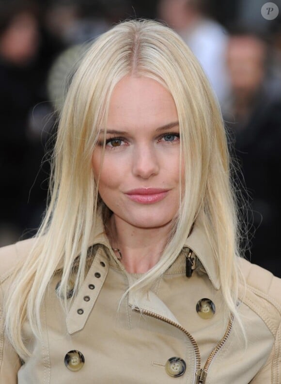 Kate Bosworth arrive au défilé Burberry Prorsum à la Fashion Week de Londres, le 21 février 2011.