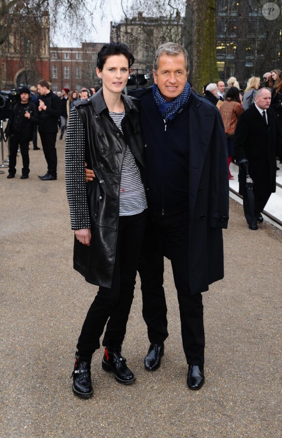 Mario Testino et Stella Tennant arrive au défilé Burberry Prorsum à la Fashion Week de Londres, le 21 février 2011.